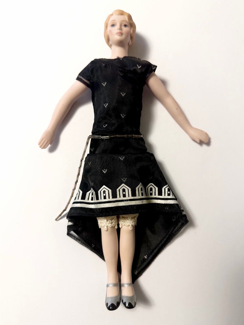 Vintage Avon "Roaring Twenties" flapper porcelain doll from 1989
